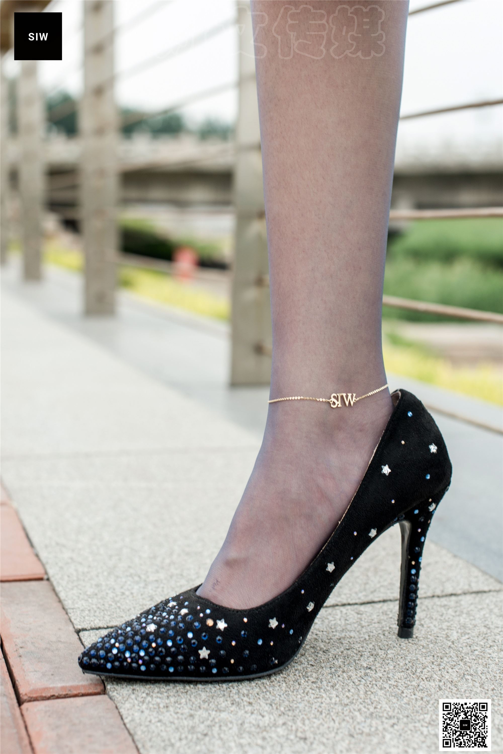 SIW斯文传媒 049 黑色薄纱长袖挂脖丝带连衣裙 - 甄真